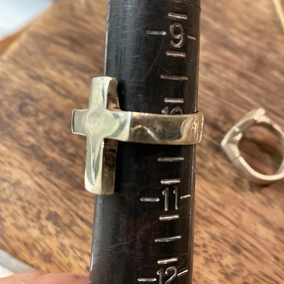 - Sterling silver sand casted cross ring - Picture 3 of 14